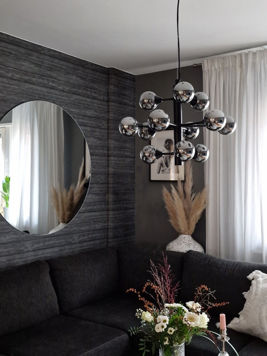 Cosmos Ø53 Musta kattovalaisin valmistajalta Aneta Lighting - Mustaksi lakattua metallia oleva Cosmos-kattovalaisin, jossa on 12 savulasikuppia.