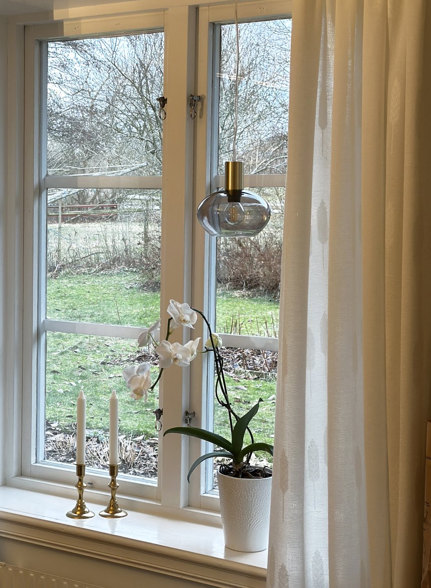 Bell Ø15 Savun värinen ikkunavalaisin valmistajalta Aneta Lighting - Valmistettu mattapintaisesta metallista, jossa on pyöreä savulasikupu, joka antaa pehmeän ja miellyttävän hehkun.