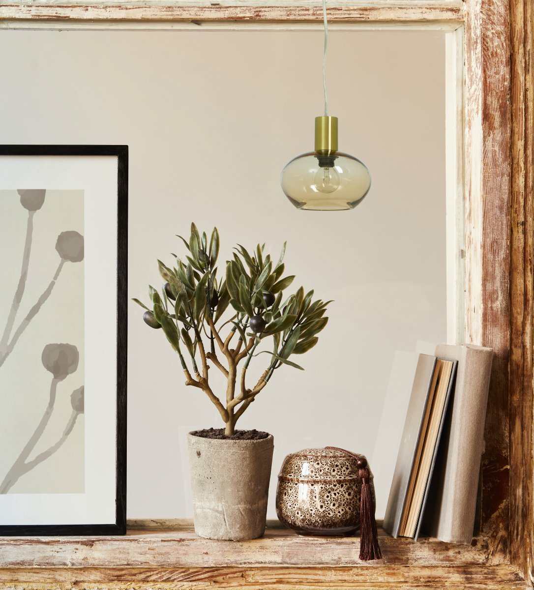 Bell Ø15 Matta messinki ikkunavalaisin valmistajalta Aneta Lighting - Valmistettu metallista, jossa on matta messinkipinta ja pyöreä meripihkanvärinen lasivarjostin, joka antaa pehmeän ja miellyttävän hehkun.