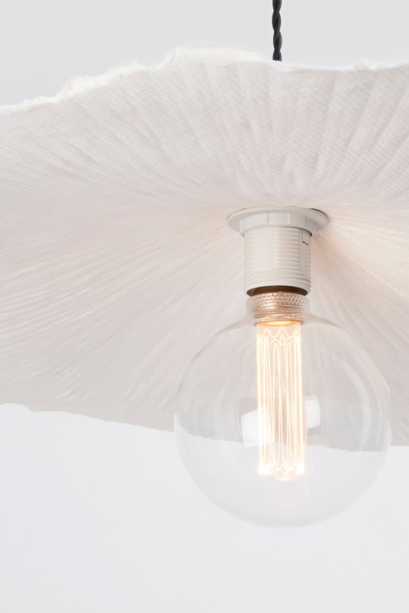 Tropez Ø60 Musta kattovalaisin valmistajalta Globen Lighting - T&auml;m&auml; lamppu on k&auml;sintehty paperista, mik&auml; tarkoittaa, ett&auml; sen muoto voi poiketa tuotekuvistamme, jokainen lamppu on ainutlaatuinen.