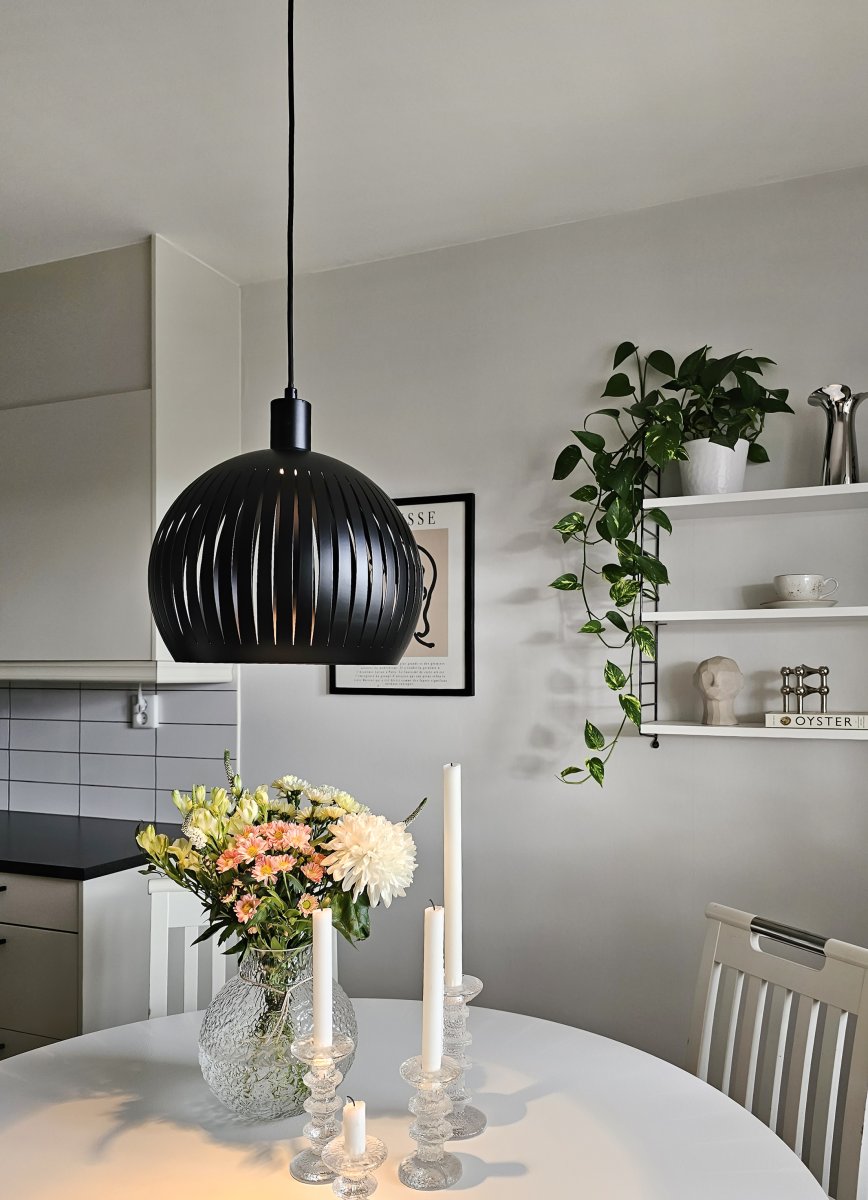 Grafika Ø30 Musta kattovalaisin valmistajalta Aneta Lighting - Näytön halkaisija on 30 cm joten&aring; tässä ehdotuksena voit ripustaa 2 valaisinta peräkkäin ruokapöydän päälle tai yksin sohvan yläpuolelle, vain mielikuvitus asettaa rajat.