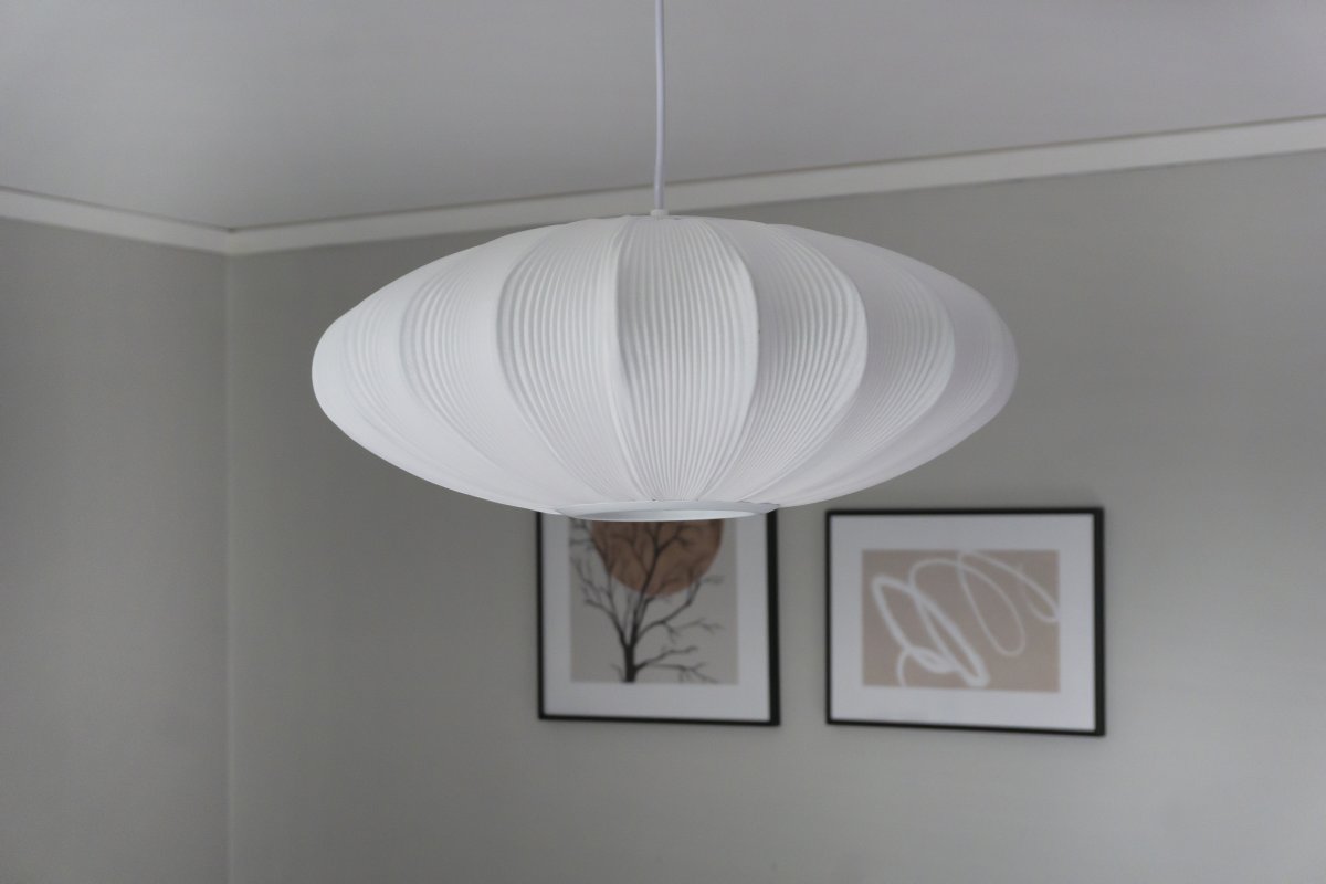 Mamsell Ø45 Valkoinen kattovalaisin valmistajalta Aneta Lighting - Mamsell-kattovalaisin on päällystetty hienoksi laskostetulla joustavalla kankaalla, joka antaa miellyttävän, hieman himmeän valon.