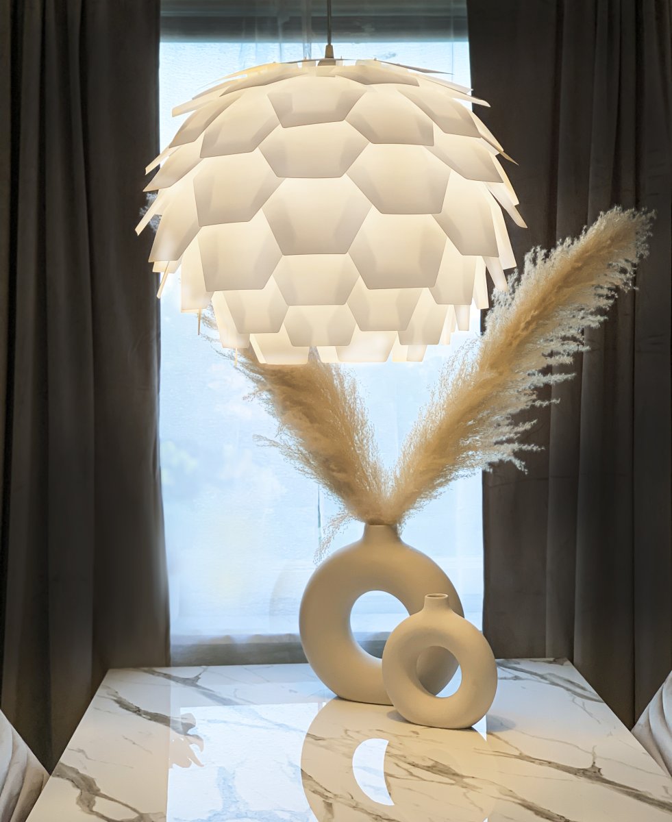 Carpatica Ø60 Valkoinen kattovalaisin valmistajalta Aneta Lighting - Kattokuppi on valkoista muovia koukkuripustetta varten ja riviliittimellä.