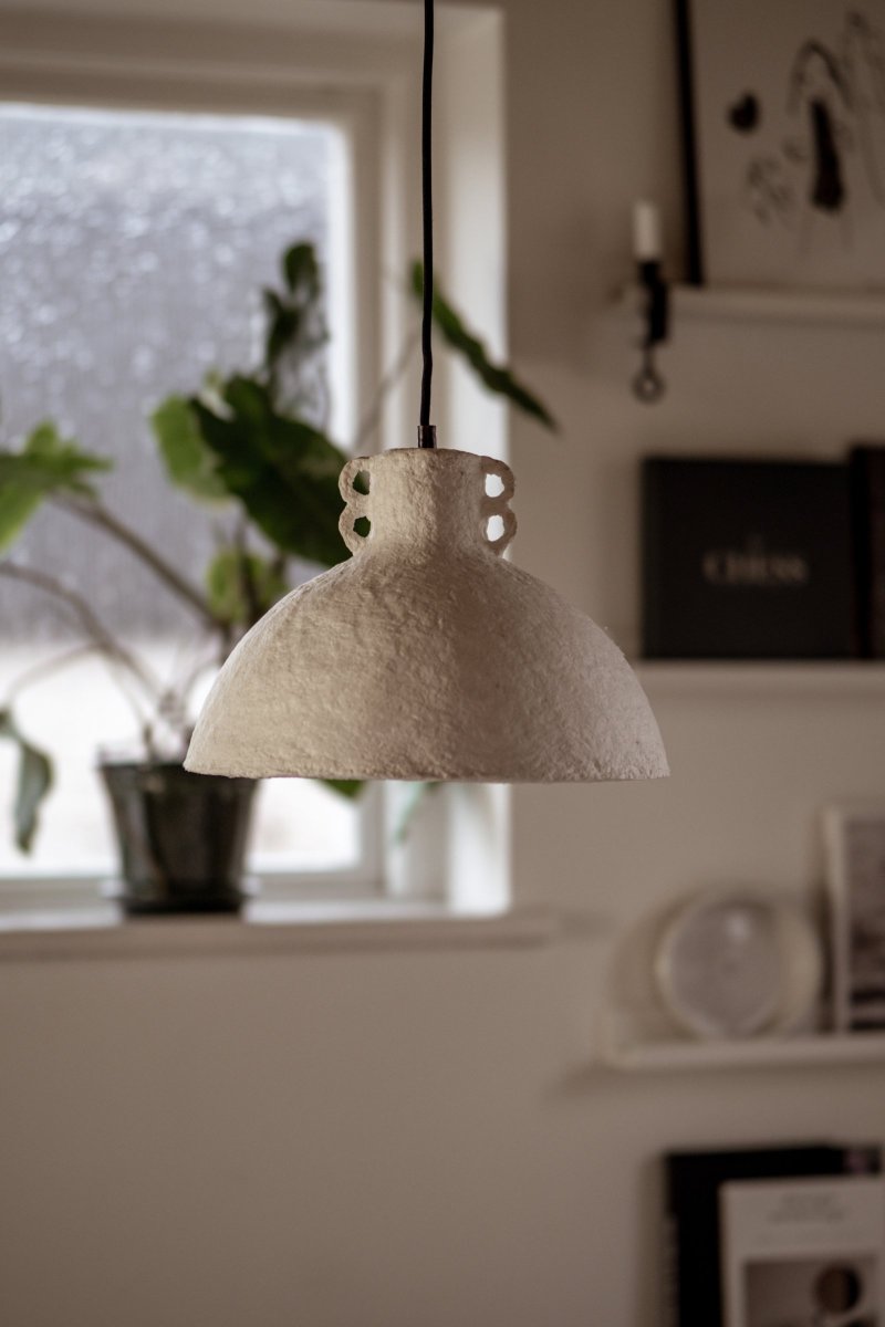 Maché Ø30 Valkoinen kattovalaisin valmistajalta Globen Lighting - T&auml;m&auml; lamppu on k&auml;sintehty paperista, mik&auml; tarkoittaa, ett&auml; sen muoto/rakenne voi poiketa tuotekuvistamme, jokainen lamppu on ainutlaatuinen.