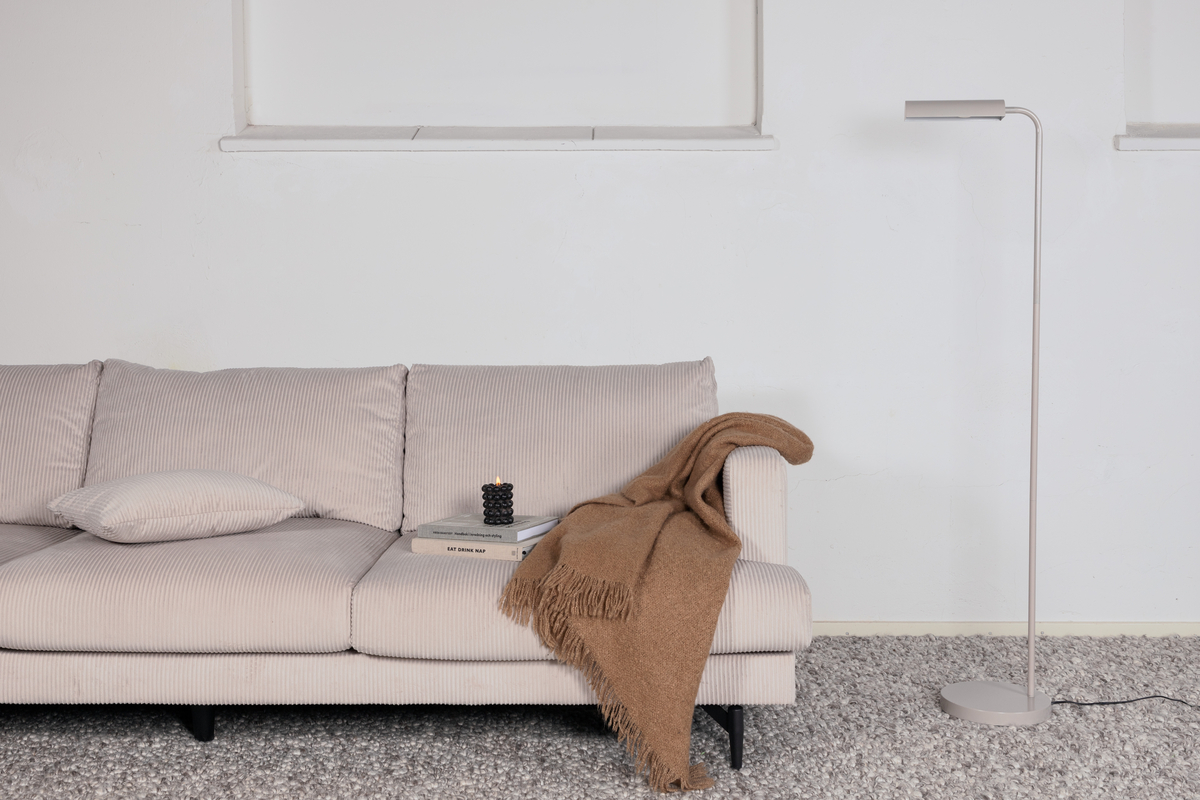 Harmonica Beige lattiavalaisin valmistajalta Venture Design - Siisti muodoltaan se on valaisin, joka sopii kodin jokaiseen kolkkaan ja kolkkaan.