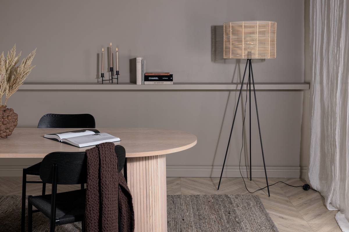 Fence Musta lattiavalaisin valmistajalta Venture Design - Modernin ja ajattoman muotoilunsa ansiosta se on tyylikäs sisustusyksityiskohta olohuoneeseen tai makuuhuoneeseen.