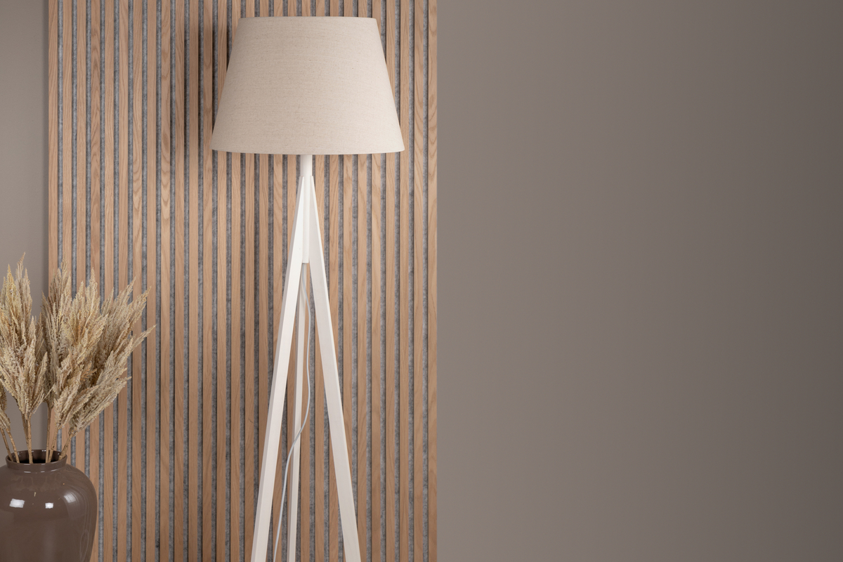 Kona Valkoinen lattiavalaisin valmistajalta Venture Design - Kona on tyylik&auml;s puinen lattiavalaisin, jossa on valkoiset jalat ja beigenv&auml;rinen pellavavarjostin.