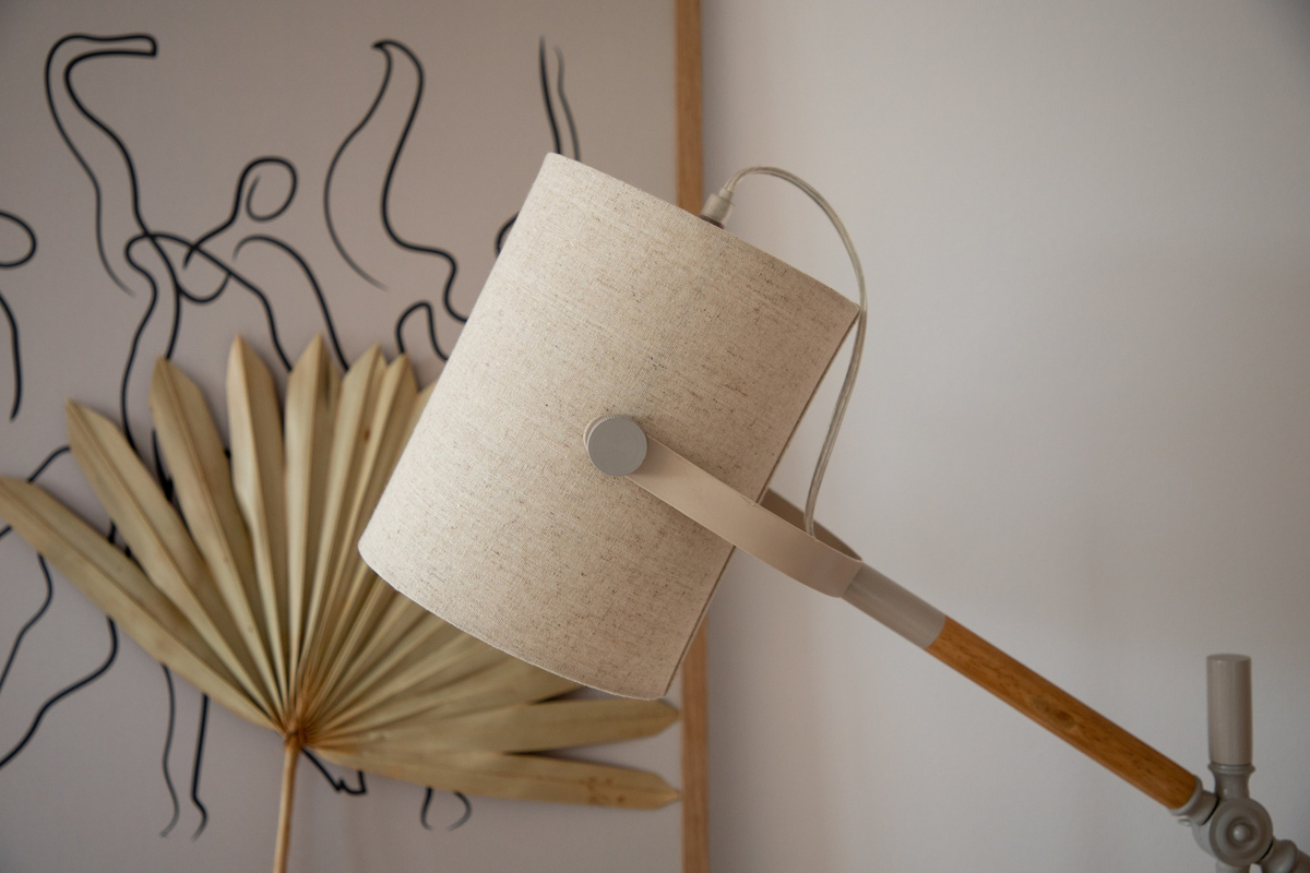 Dennis 66cm Beige/puu työpöytävalaisin valmistajalta Venture Design - Pellavainen lampunvarjostin antaa huoneeseen miellytt&auml;v&auml;n valon ja beigen ja puisten yksityiskohtien yhdistelm&auml; tekee valaisimesta sek&auml; tyylikk&auml;&auml;n ett&auml; ajattoman.