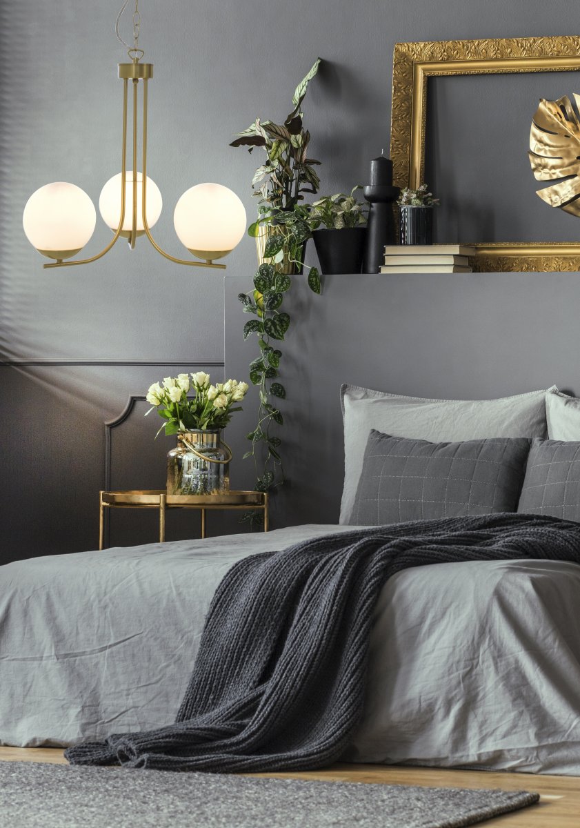 Orfeus Ø44 Matta messinki kattovalaisin valmistajalta Aneta Lighting - ORFEUS kattovalaisin matta messinkiä, jossa on kolme lasikupua opaalinvalkoisena.