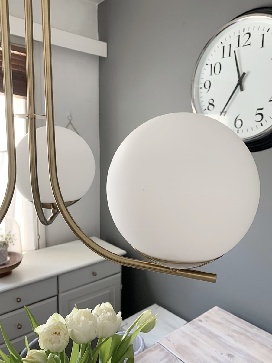 Orfeus Ø44 Matta messinki kattovalaisin valmistajalta Aneta Lighting - ORFEUS kattovalaisin matta messinkiä, jossa on kolme lasikupua opaalinvalkoisena.