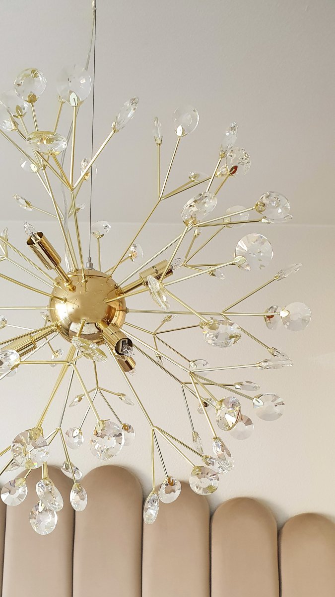 Viva Ø55 Messinki kattovalaisin valmistajalta Aneta Lighting - Lamppu on 6 x 25W G9:lle ja levittää upeaa valoa kiteiden läpi lampun ollessa päällä, hehkulamput eivät sisälly hintaan.