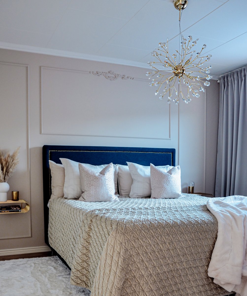 Viva Ø55 Messinki kattovalaisin valmistajalta Aneta Lighting - Lamppu on 6 x 25W G9:lle ja levittää upeaa valoa kiteiden läpi lampun ollessa päällä, hehkulamput eivät sisälly hintaan.