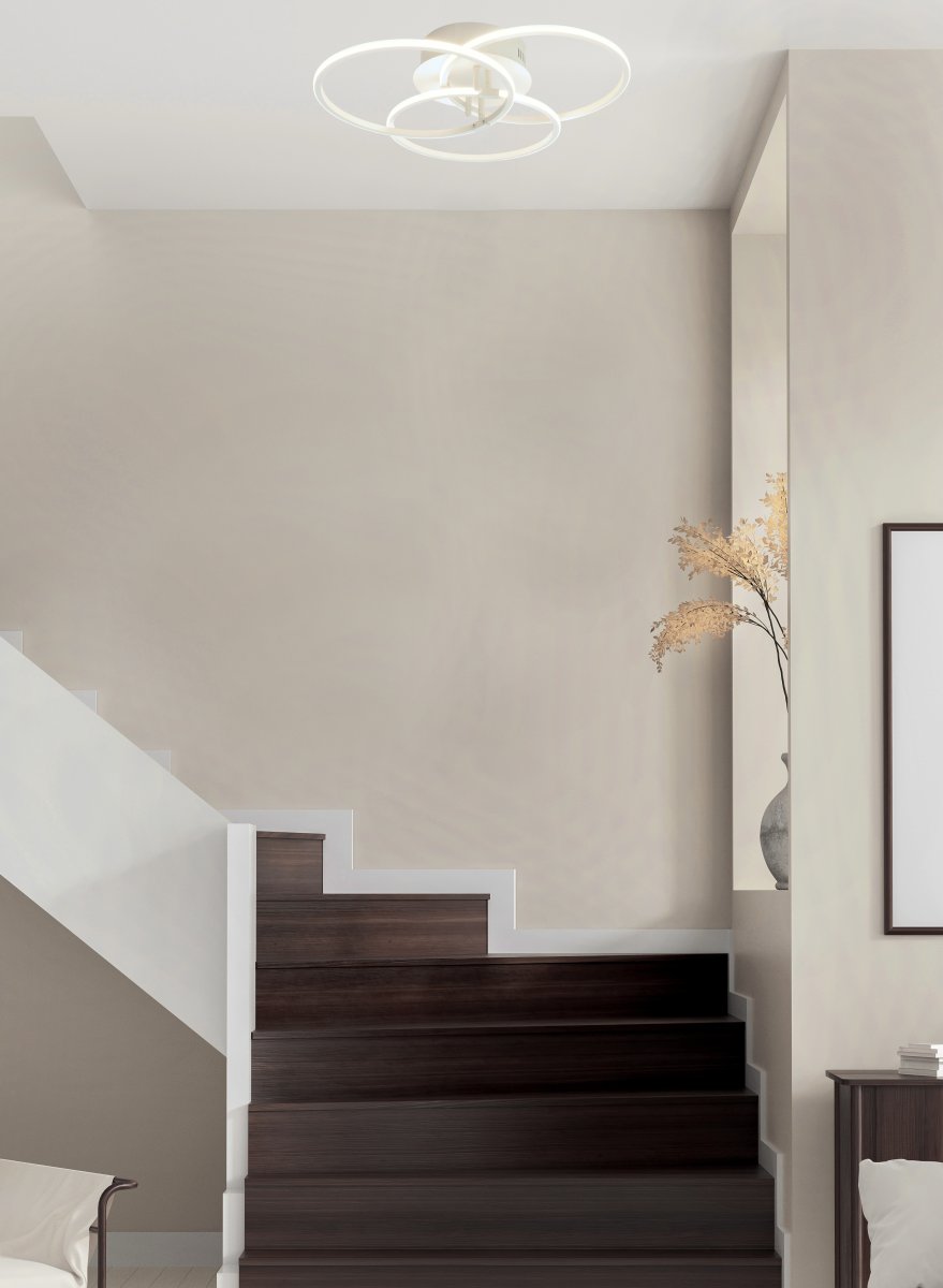 Ringo 45cm Valkoinen plafondi valmistajalta Aneta Lighting - RINGO-plafoni, jossa on kolme toisiinsa kietottua valkoiseksi lakattua metallirengasta.