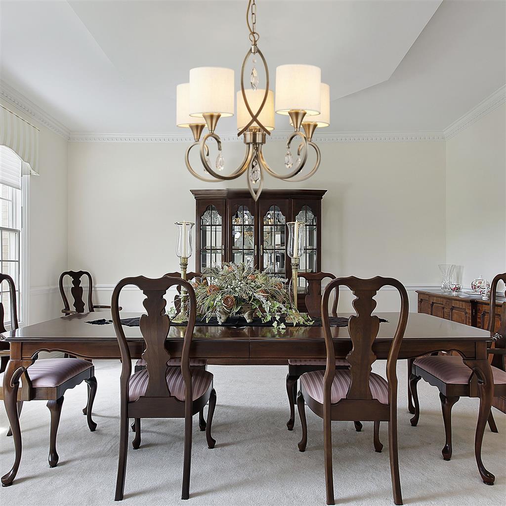 Alberto Ø52 Antiikkimessinki kattovalaisin valmistajalta Searchlight - Klassinen metallirunko on yhdistetty viiteen luonnollisen beigen sävyiseen tekstiilivarjostimeen, jotka luovat pehmeän ja miellyttävän valaistuksen.