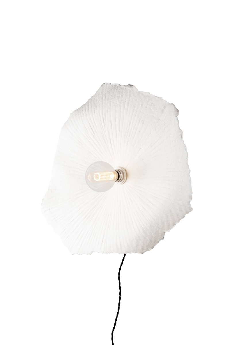 Tropez Ø60 Valkoinen seinävalaisin valmistajalta Globen Lighting - Koska valaisin on valmistettu käsin elävästä materiaalista, sen muodossa ja ilmeessä voi esiintyä vaihteluita, mikä tekee jokaisesta Tropez-valaisimesta ainutlaatuisen.