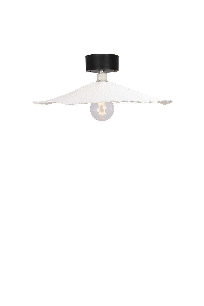 Tropez Ø60 Valkoinen seinävalaisin valmistajalta Globen Lighting - Koska valaisin on valmistettu käsin elävästä materiaalista, sen muodossa ja ilmeessä voi esiintyä vaihteluita, mikä tekee jokaisesta Tropez-valaisimesta ainutlaatuisen.