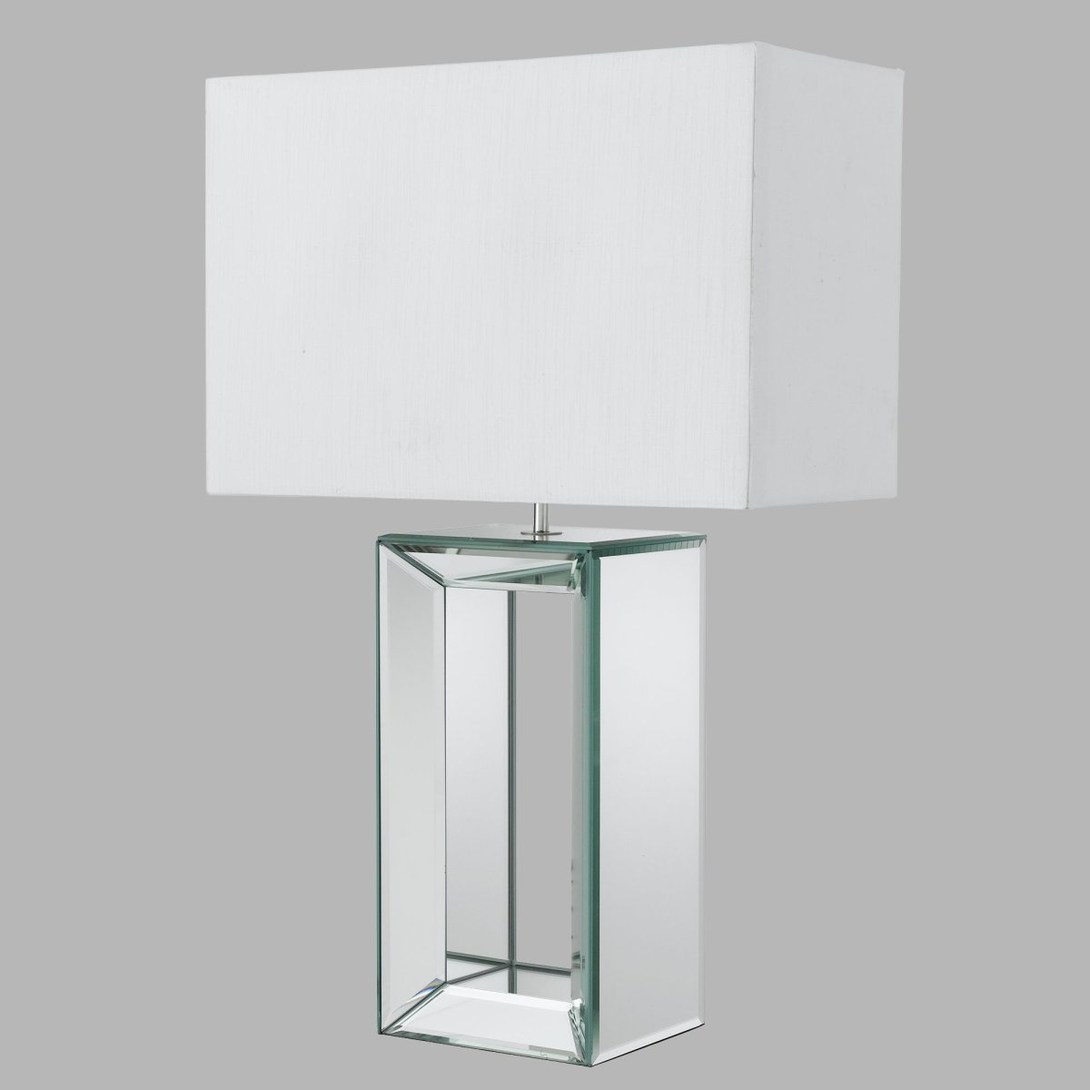 Mirror 58cm Valkoinen pöytävalaisin valmistajalta Searchlight - Tässä korkeassa pöytävalaisimessa on silmiinpistävä kiinteä peilijalusta ja se on yhdistetty suorakaiteen muotoiseen valkoiseen tekosilkkivarjostimeen.