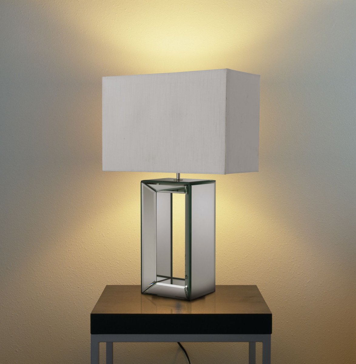 Mirror 58cm Valkoinen pöytävalaisin valmistajalta Searchlight - Tässä korkeassa pöytävalaisimessa on silmiinpistävä kiinteä peilijalusta ja se on yhdistetty suorakaiteen muotoiseen valkoiseen tekosilkkivarjostimeen.