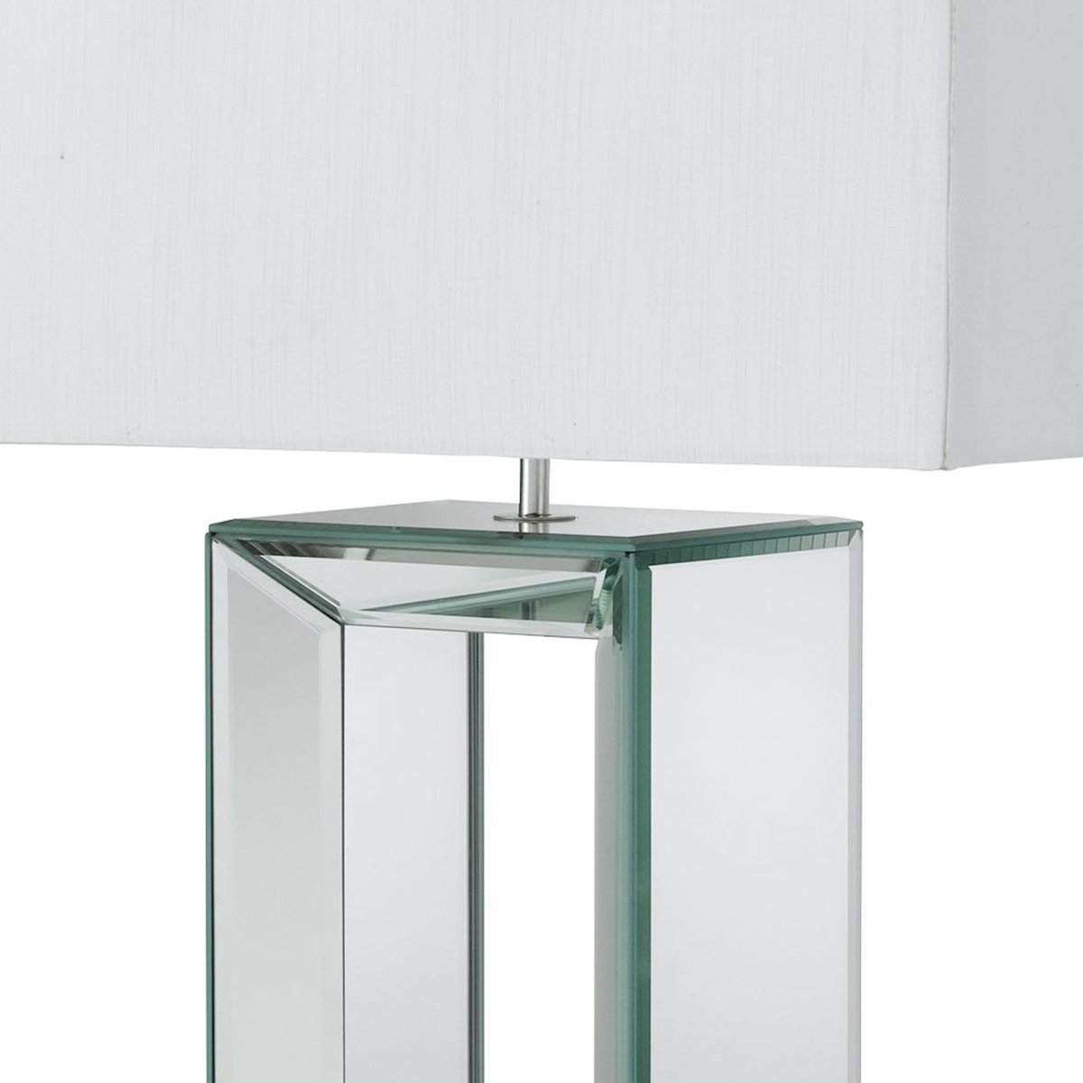 Mirror 58cm Valkoinen pöytävalaisin valmistajalta Searchlight - Tässä korkeassa pöytävalaisimessa on silmiinpistävä kiinteä peilijalusta ja se on yhdistetty suorakaiteen muotoiseen valkoiseen tekosilkkivarjostimeen.