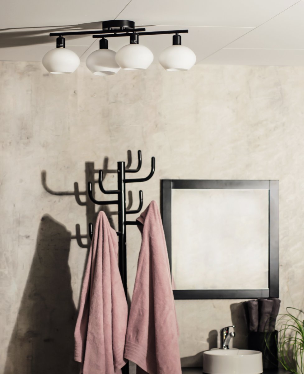 Elba 60cm Musta kylpyhuoneen valaisin valmistajalta Aneta Lighting - Mustaksi lakatusta metallista valmistetussa plafonissa on tyylikäs muotoilu ja neljä opaalivalkoista lasikupua, jotka luovat pehmeän ja miellyttävän valon.