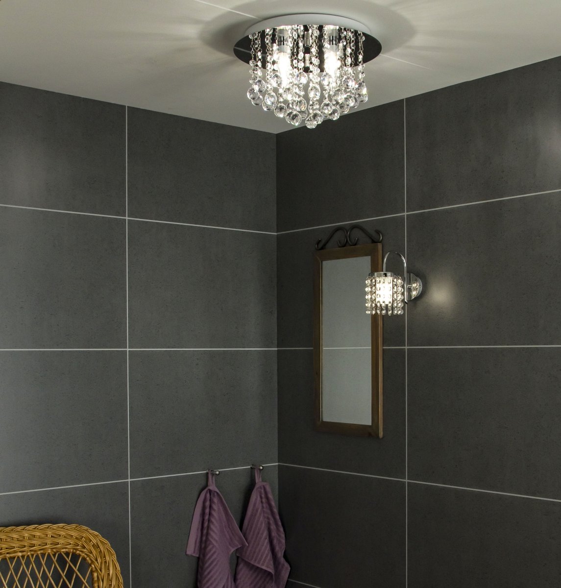 Teresa Ø36 Kromi kylpyhuoneen valaisin valmistajalta Aneta Lighting - Valaisimen p&auml;&auml;materiaali on metallia ja prismat akryylia.