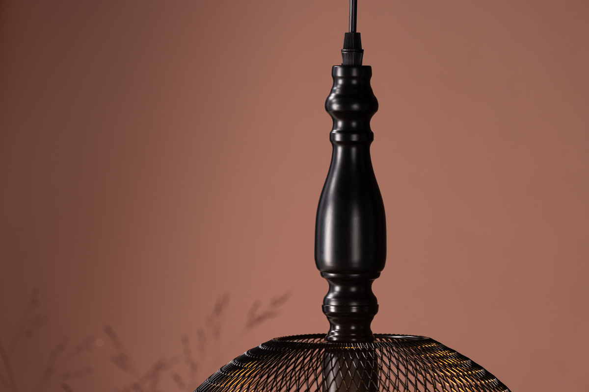 Valence Ø30 Musta kattovalaisin valmistajalta Venture Design - Valaisimessa on koristeellinen ter&auml;srunko ja py&ouml;re&auml; varjostin verkkokuviolla, joka vaimentaa valoa hieman.