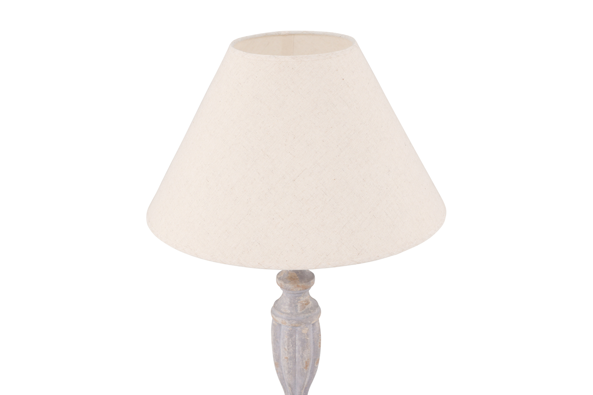 Caen 62cm Vaaleanharmaa pöytävalaisin valmistajalta Venture Design - Varjostin on valmistettu pellavasta ja siin&auml; on kaunis maanl&auml;heinen beige v&auml;ri.