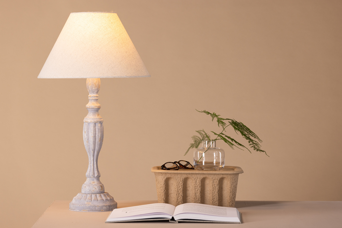 Caen 62cm Vaaleanharmaa pöytävalaisin valmistajalta Venture Design - Varjostin on valmistettu pellavasta ja siin&auml; on kaunis maanl&auml;heinen beige v&auml;ri.