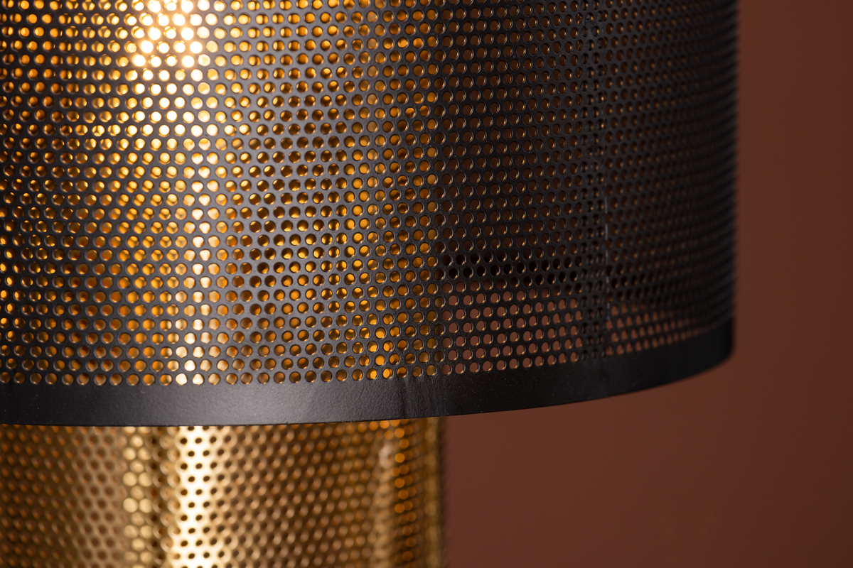 Gap 40cm Kulta pöytävalaisin valmistajalta Venture Design - T&auml;m&auml; lamppu on sek&auml; k&auml;yt&auml;nn&ouml;llinen valaisin miellytt&auml;v&auml;ll&auml; valolla ett&auml; t&auml;rke&auml; osa sisustusta.