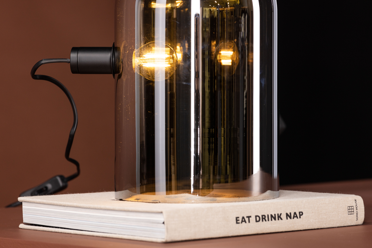 Quentin 32cm Savunvärinen pöytävalaisin valmistajalta Venture Design - Valaisimessa on py&ouml;re&auml;t muodot ja peiliefekti savulasissa.