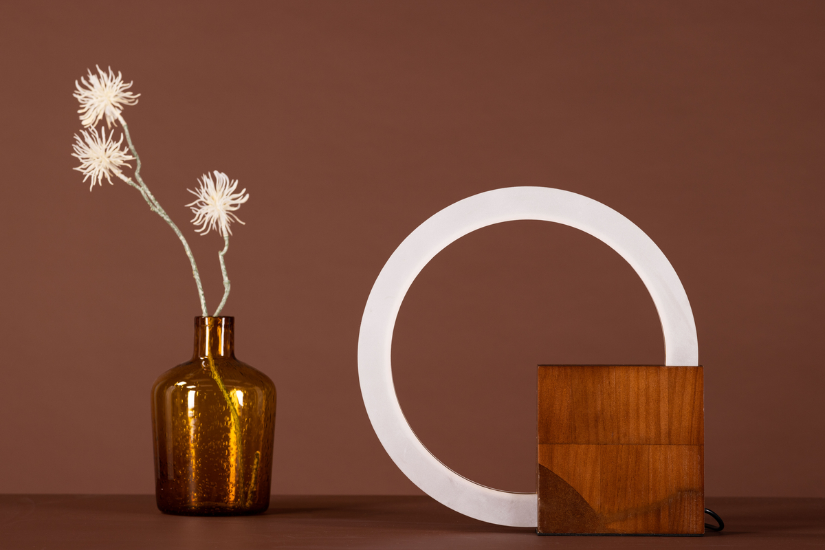 Brive 30cm Pähkinä pöytävalaisin valmistajalta Venture Design - Brive-p&ouml;yt&auml;valaisimessa on trendik&auml;s p&auml;hkin&auml;nv&auml;rinen puujalka ja valkoinen py&ouml;re&auml; akryylirunko.