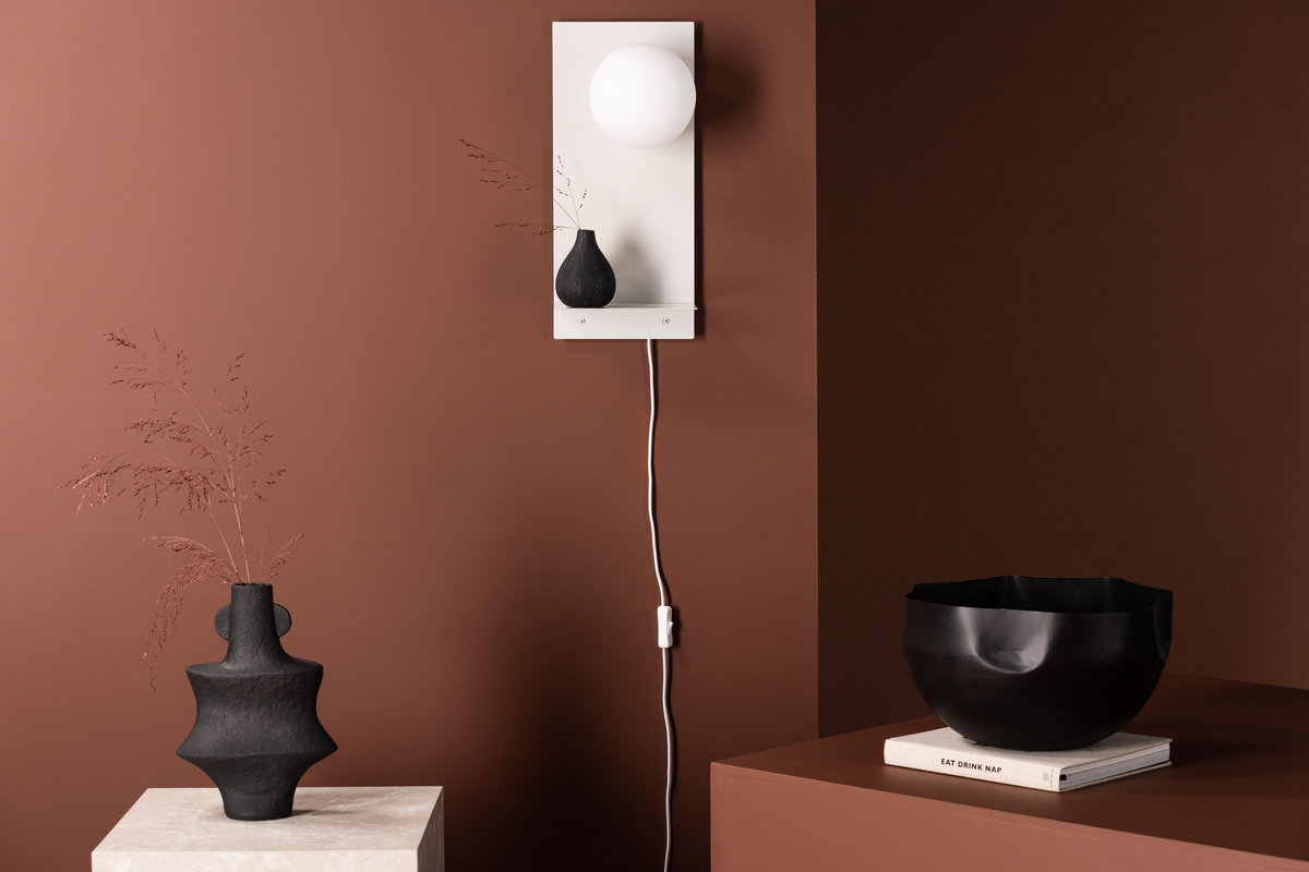 Troyes 45cm Vaaleanharmaa seinävalaisin valmistajalta Venture Design - Valaisimessa on vaaleanharmaa rautajalusta ja pieni hylly, jolle voi sijoittaa koriste-esineit&auml;.