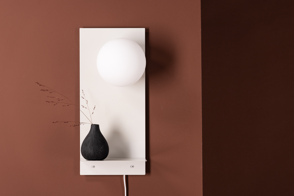 Troyes 45cm Vaaleanharmaa seinävalaisin valmistajalta Venture Design - Valaisimessa on vaaleanharmaa rautajalusta ja pieni hylly, jolle voi sijoittaa koriste-esineit&auml;.
