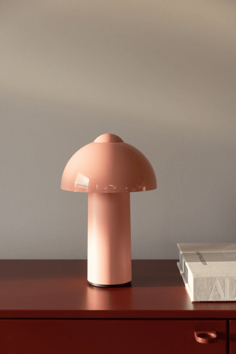 Buddy 25cm Vaaleanpunainen Siirrettävä valmistajalta Globen Lighting - Buddy on tyylik&auml;s ja kannettava p&ouml;yt&auml;valaisin, jossa on pehme&auml;n pinkki varjostin ja kest&auml;v&auml; polykarbonaatti.