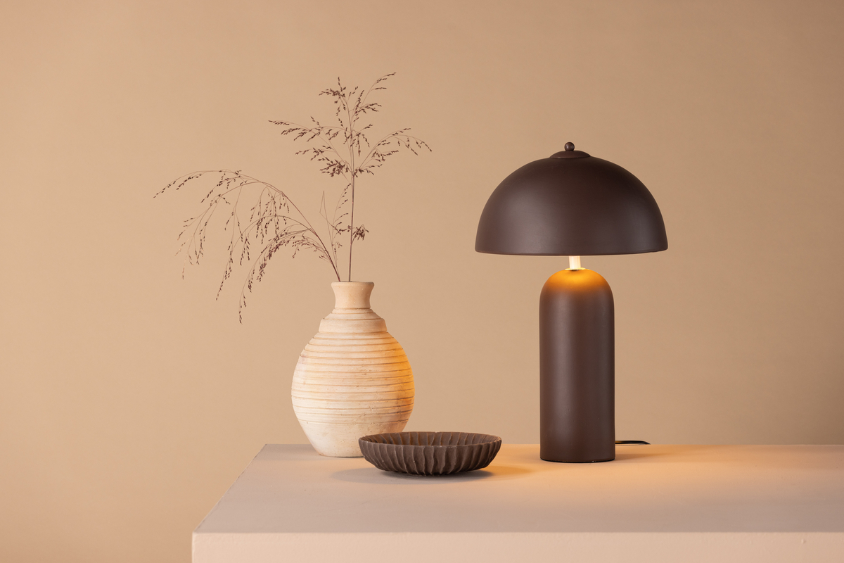 Corello 45cm Ruskea pöytävalaisin valmistajalta Venture Design - Pehmeät, pyöristetyt muodot ja maanläheinen ruskea väri luovat lämpöä ja rauhaa kaikkialla, missä se asetetaan.