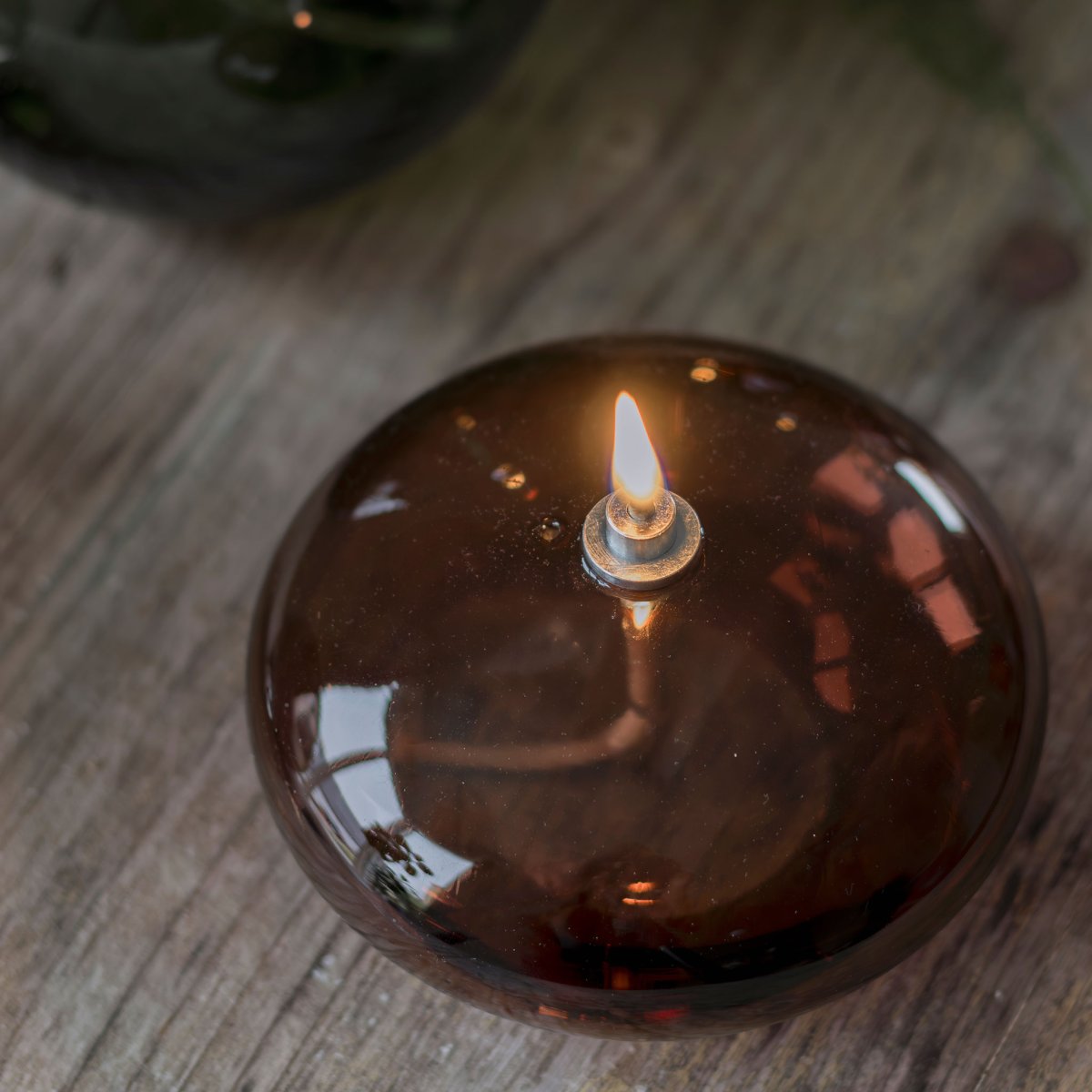 Öljylamppu Aura Pieni Ruskea valmistajalta Mette Ditmer - Den djupa bruna f&auml;rgen ger en st&auml;mningsfull k&auml;nsla, och n&auml;r l&aring;gan t&auml;nds sprider lampan ett mjukt, varmt ljus som skapar en avkopplande atmosf&auml;r.