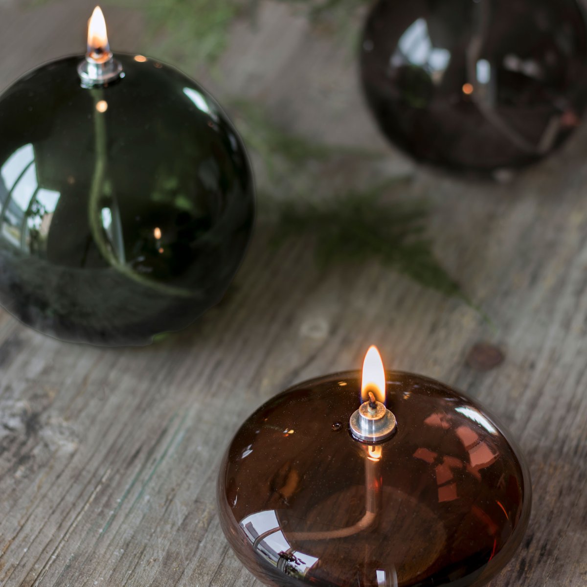 Öljylamppu Aura Suuri Tummanvihreä valmistajalta Mette Ditmer - Perfekt p&aring; ett bord, en byr&aring; eller en f&ouml;nsterbr&auml;da.