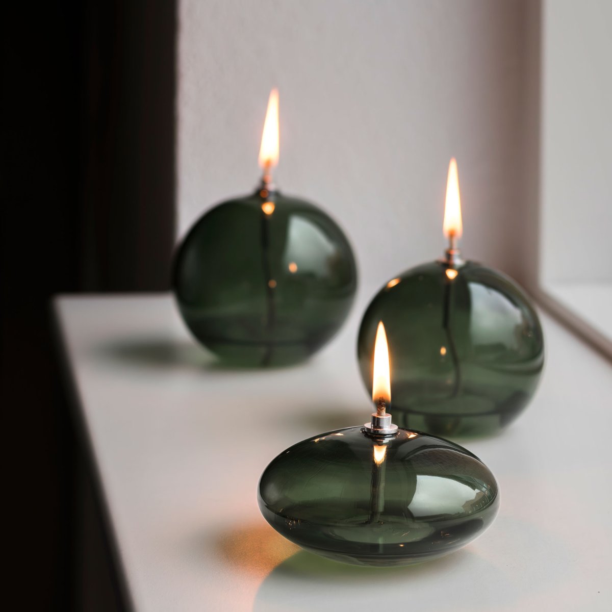 Öljylamppu Aura Suuri Tummanvihreä valmistajalta Mette Ditmer - Perfekt p&aring; ett bord, en byr&aring; eller en f&ouml;nsterbr&auml;da.