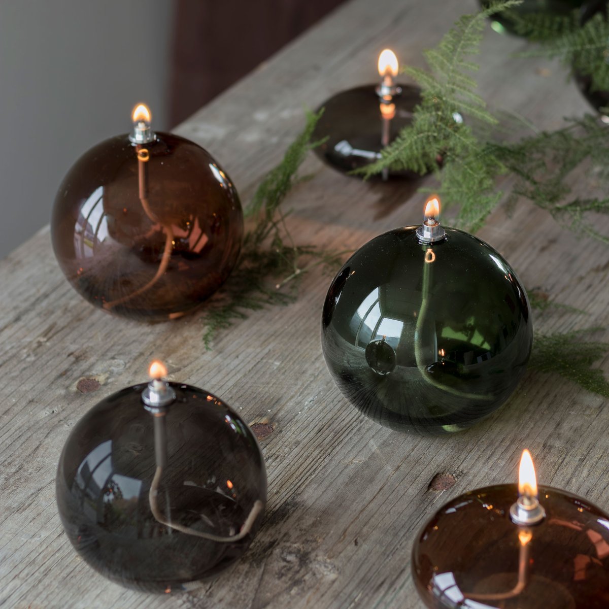 Öljylamppu Aura Suuri Ruskea valmistajalta Mette Ditmer - Perfekt p&aring; ett bord, en byr&aring; eller en f&ouml;nsterbr&auml;da.