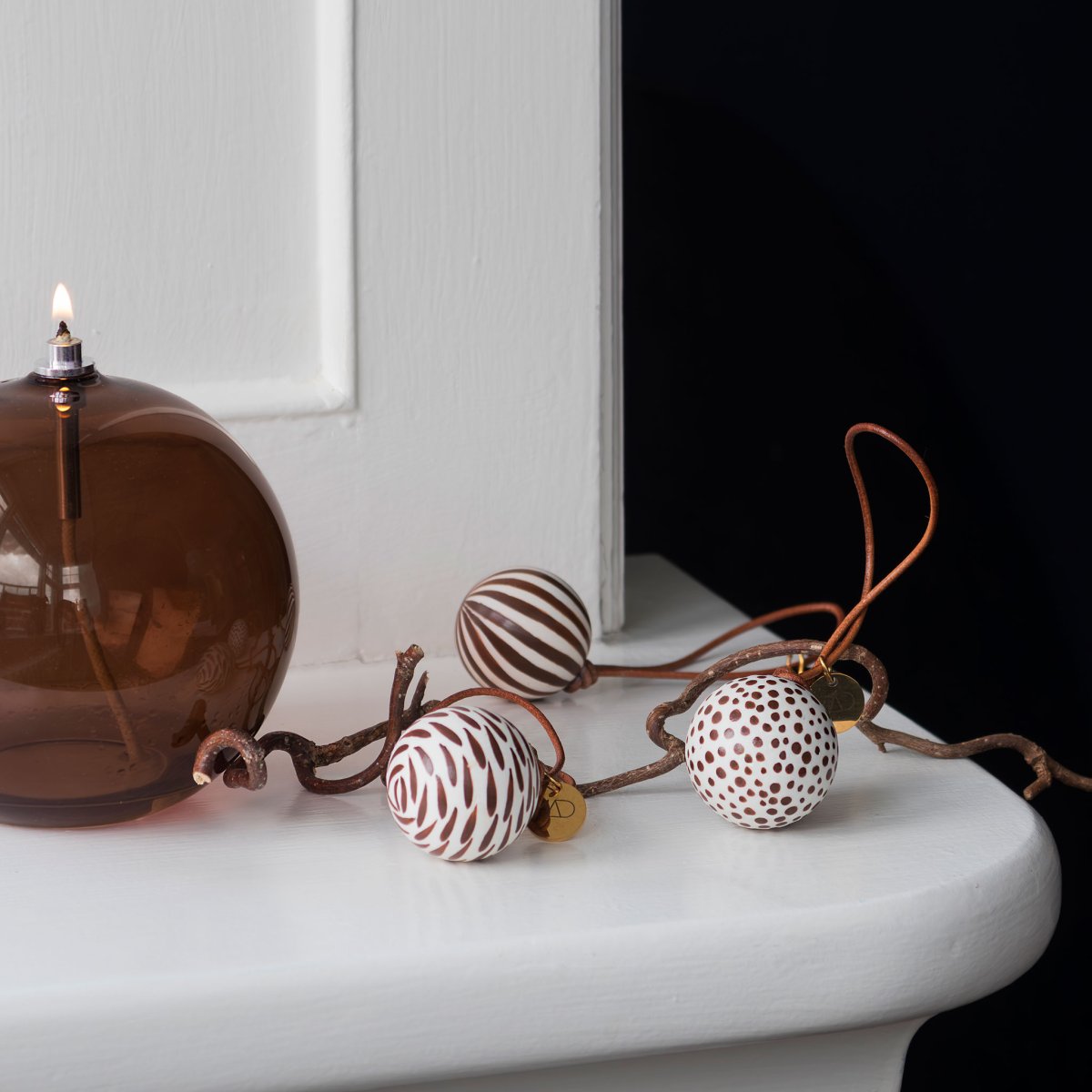 Öljylamppu Aura Suuri Ruskea valmistajalta Mette Ditmer - Perfekt p&aring; ett bord, en byr&aring; eller en f&ouml;nsterbr&auml;da.