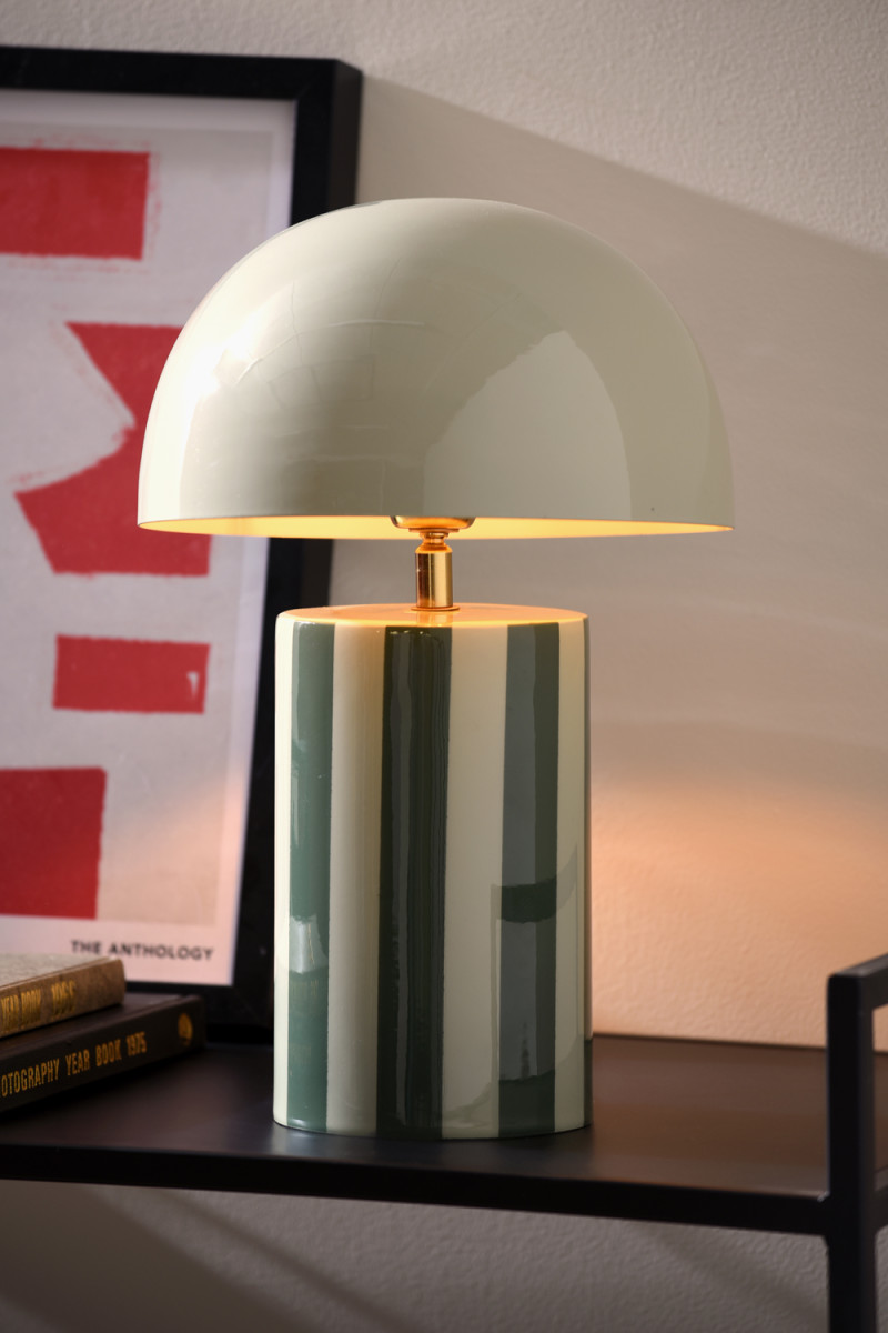 Rayado 34cm Vihreä pöytävalaisin valmistajalta Leitmotiv - Lampun jalassa on tummanvihre&auml; ja vaaleanvihre&auml; raidallinen kuvio, ja varjostin on s&auml;vylt&auml;&auml;n yhteensopiva vaaleanvihre&auml;, joka luo yhten&auml;isen ja pehme&auml;n ilmeen.