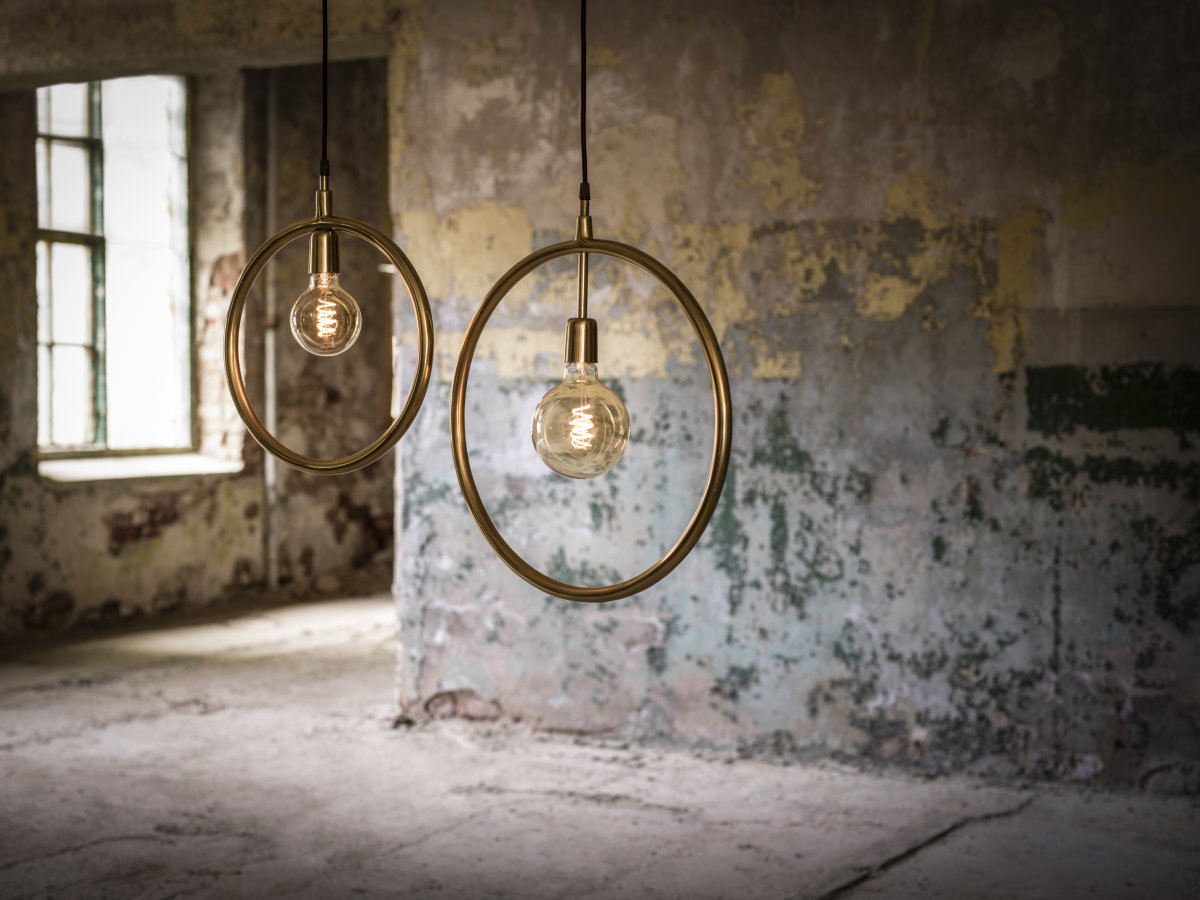 Circle Ø45 Kromi ikkunavalaisin valmistajalta PR Home - Aseta kaunis koristeellinen valonlähde sokkeliin ja se luo kodikkaan tunnelman huoneeseen.