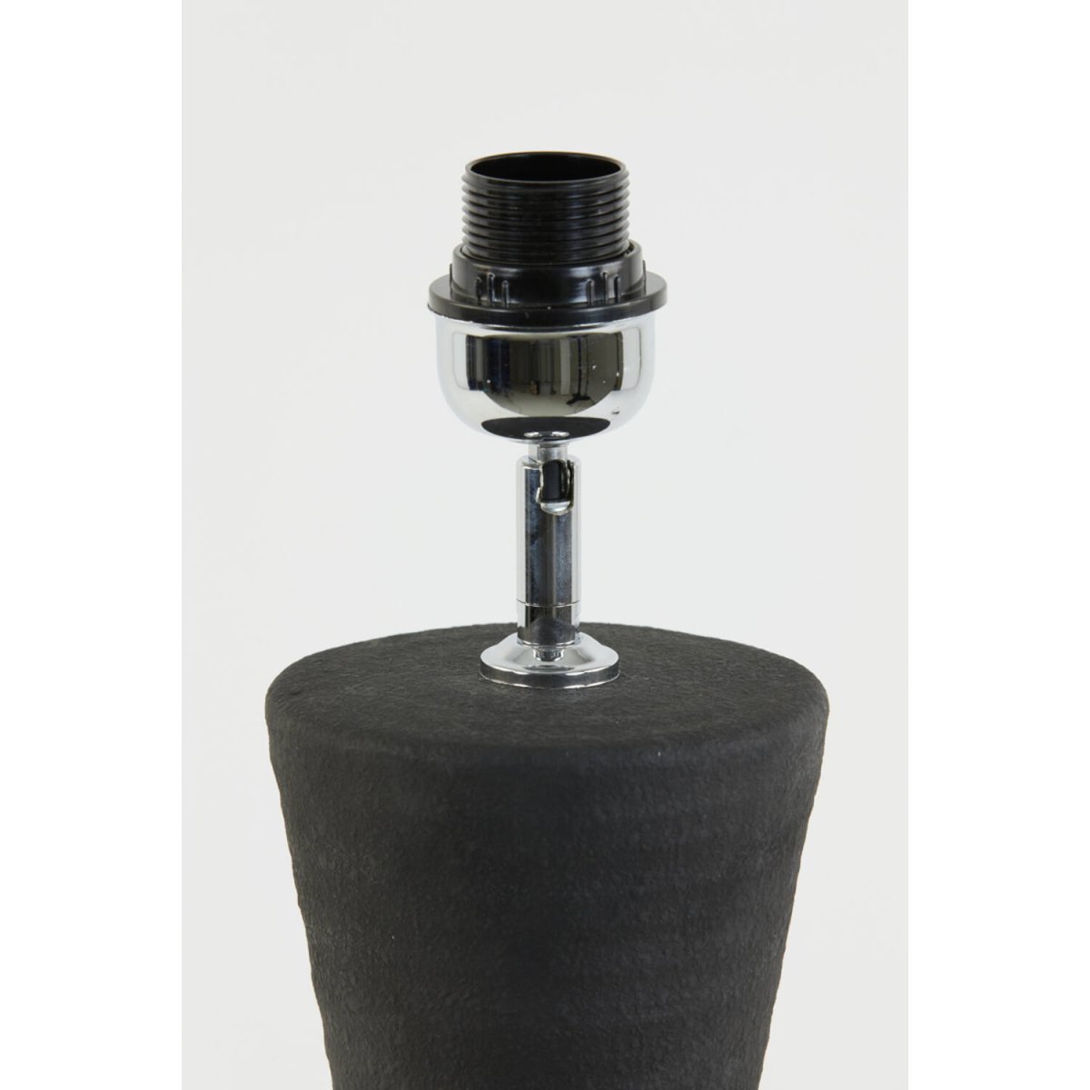 Ayla 50cm Musta lampunjalka valmistajalta Light & Living - Sen ainutlaatuinen veistoksellinen muoto ja musta pinta tekevät siitä katseenvangitsijan kodissasi.