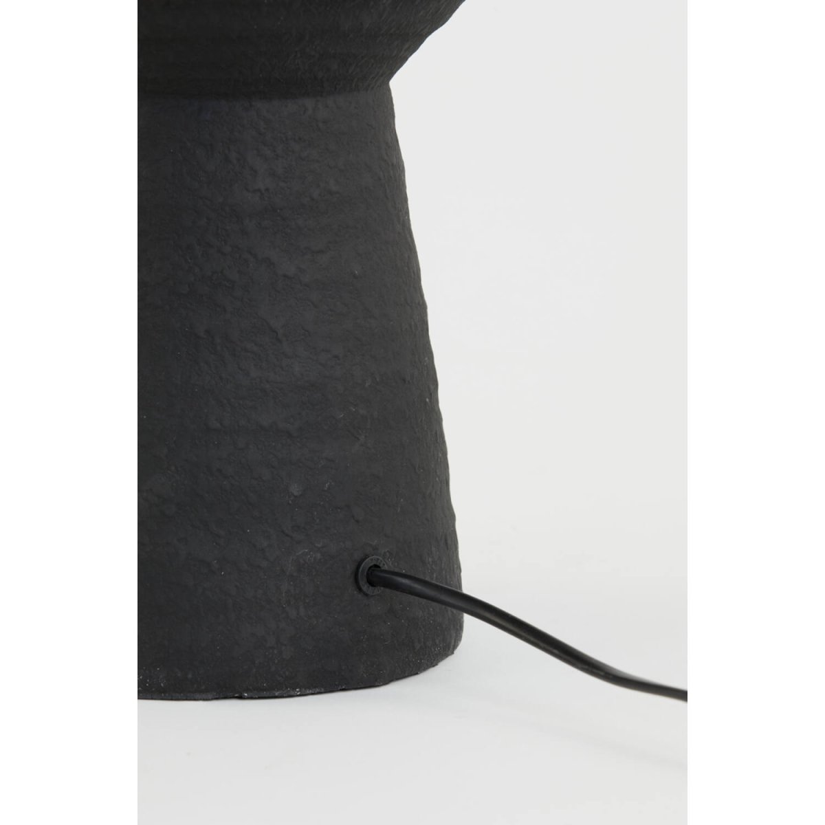 Ayla 50cm Musta lampunjalka valmistajalta Light & Living - Sen ainutlaatuinen veistoksellinen muoto ja musta pinta tekevät siitä katseenvangitsijan kodissasi.