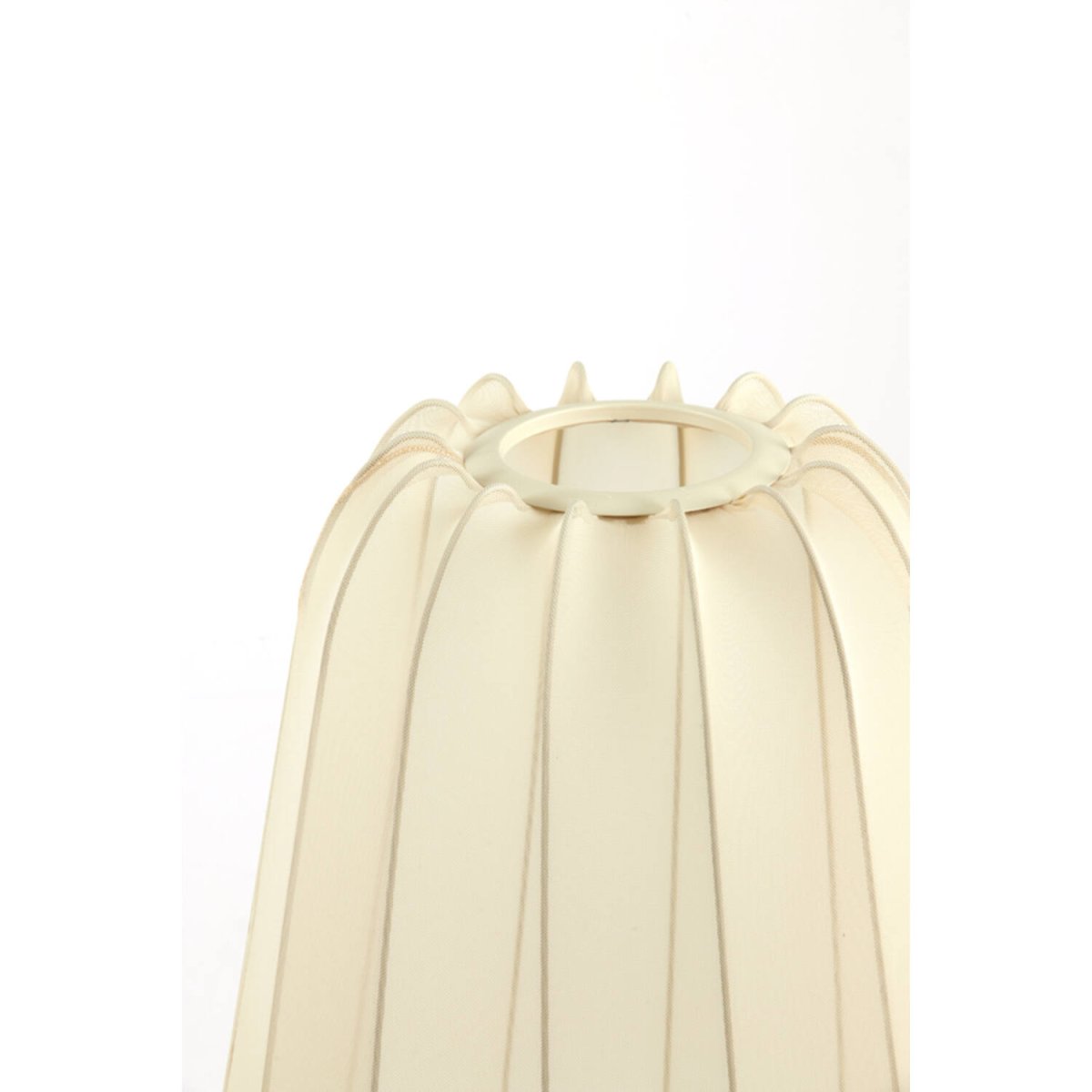 Plumeria Hiekka lattiavalaisin valmistajalta Light & Living - Plumeria on moderni lattiavalaisin tyylikkäillä yksityiskohdilla.