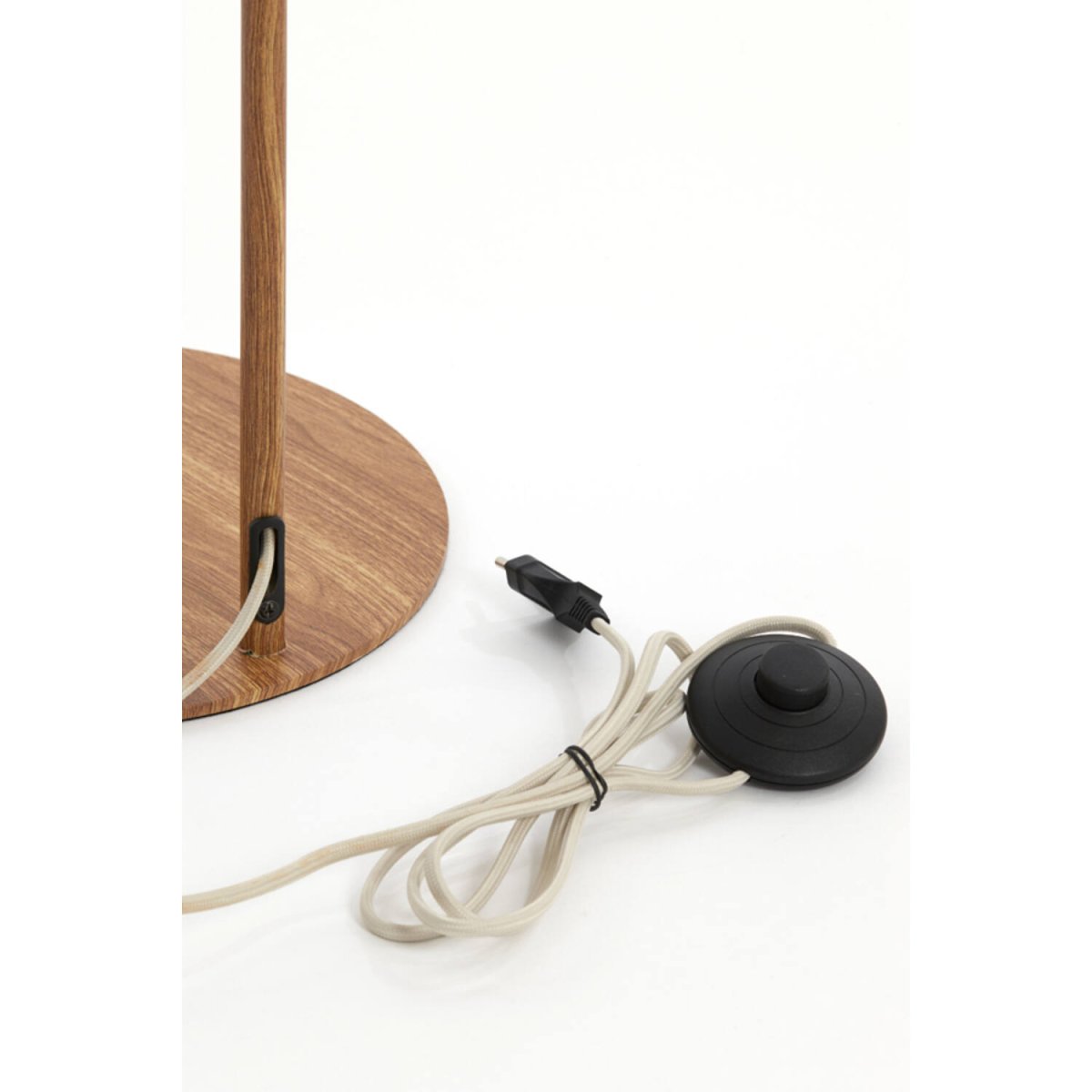 Donio Puu lattiavalaisin valmistajalta Light & Living - Donio on moderni lattiavalaisin, jossa on tyylikäs muotoilu ja lämpimiä yksityiskohtia.