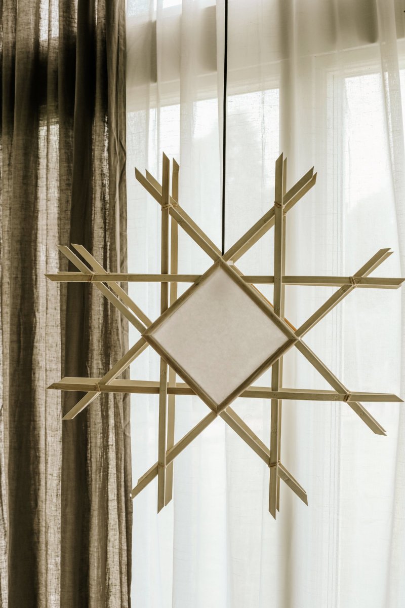 Lea Ø70 Luonto valmistajalta Globen Lighting - Valaisin on valmistettu k&auml;sin ja siin&auml; on perinteinen ilme japanin elementeill&auml;.