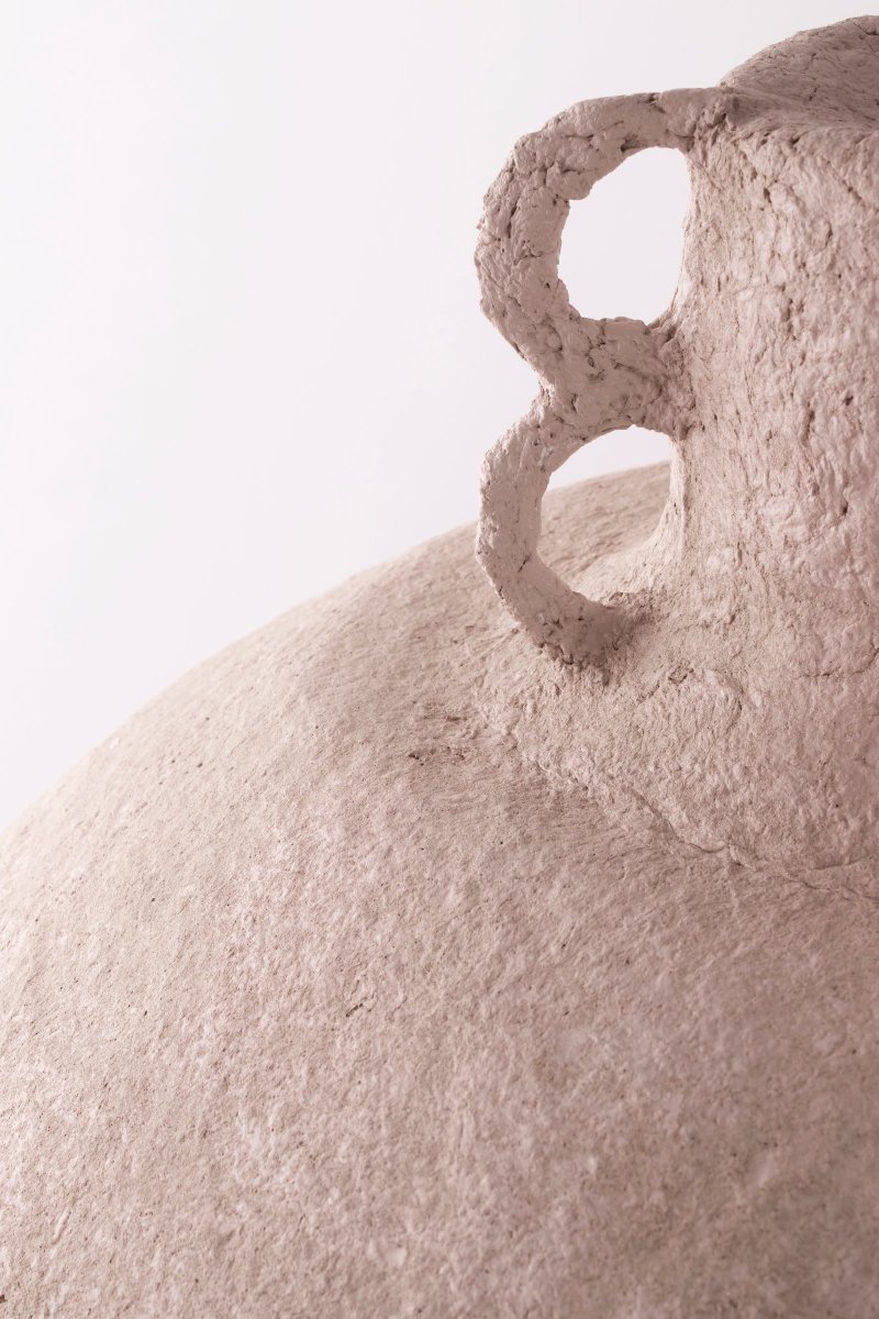 Maché Ø50 Beige kattovalaisin valmistajalta Globen Lighting - T&auml;m&auml; riipus on valmistettu kuumasta harmaasta; paperikoneen&eacute; mik&auml; tarkoittaa, ett&auml; se on valettu paperista ja liimasta koostuvasta massasta.