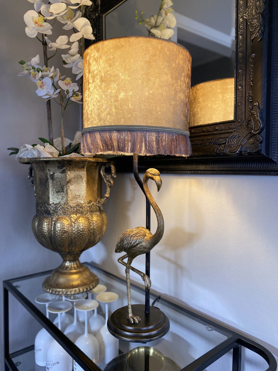 Flamingo 67cm Musta kulta pöytävalaisin valmistajalta Aneta Lighting - Sylinterimäinen lampunvarjostin kultaista velouuria ja hapsut.