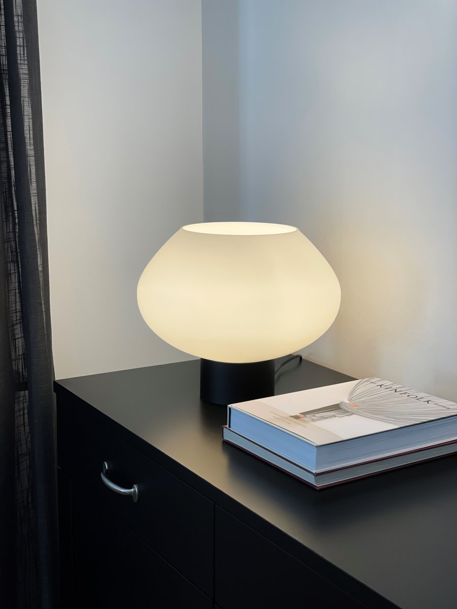 Bell 30cm Musta pöytävalaisin valmistajalta Aneta Lighting - P&ouml;yt&auml;valaisin kellovalaisin mustaksi lakattua metallia ja opaalivalkoista lasia.
